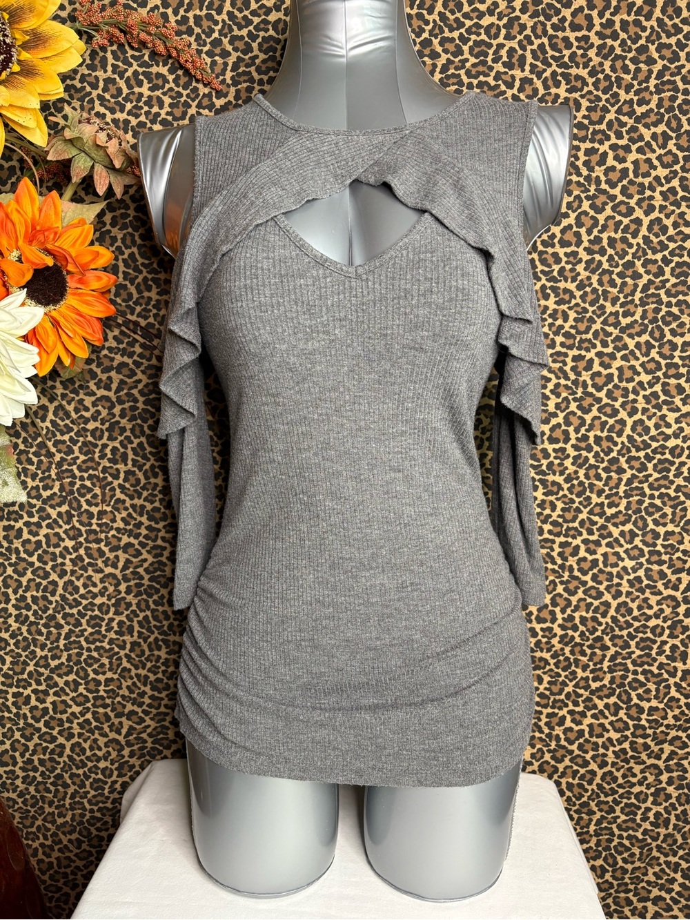 🦋B2G1🦋CANDIES Cold Shoulder Ruffled Key Hole Blouse | SMALL |